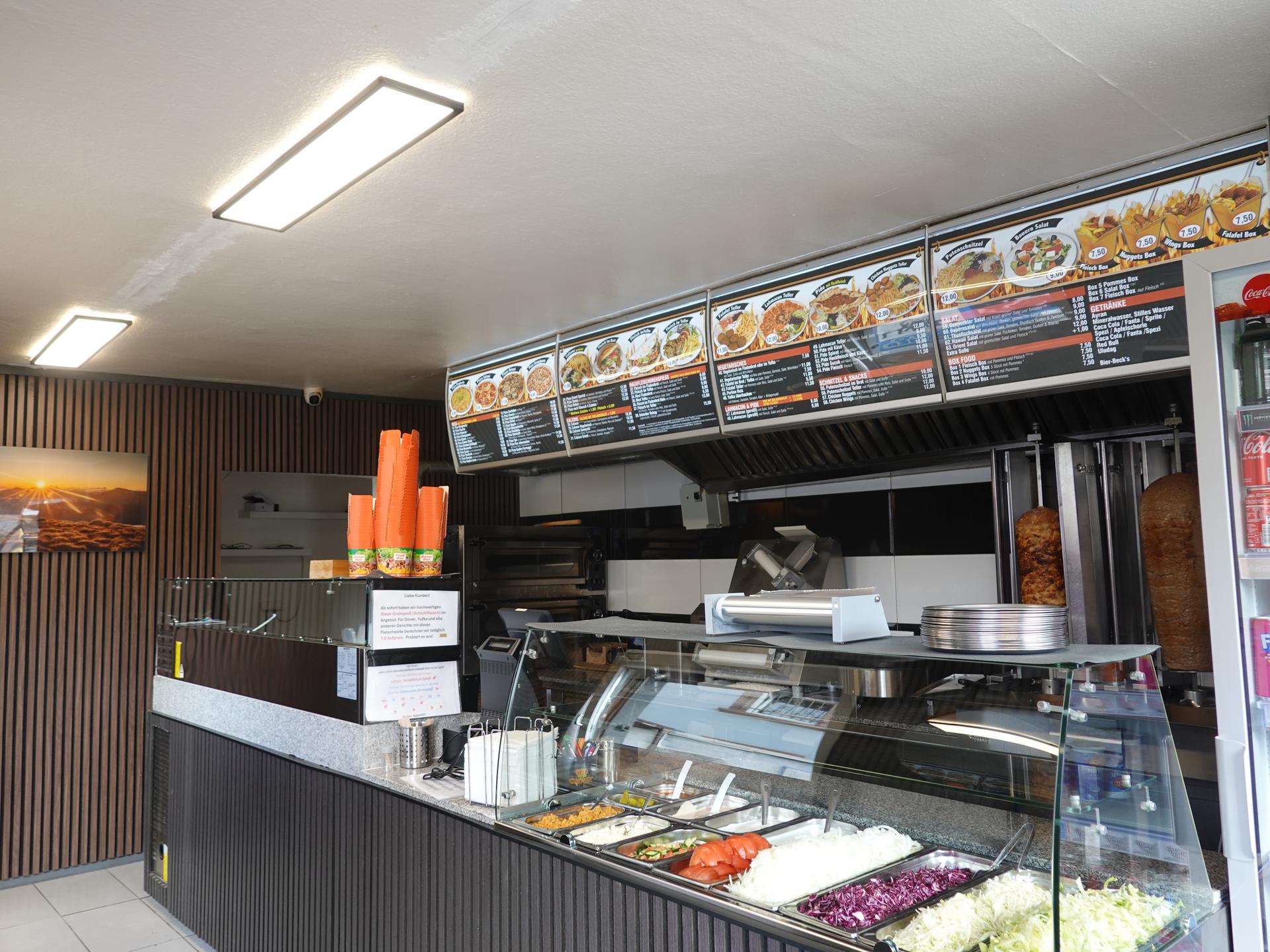 Innenansicht von Orient Kebap & Pizza mit Theke, Drehspieß und frischem Salat